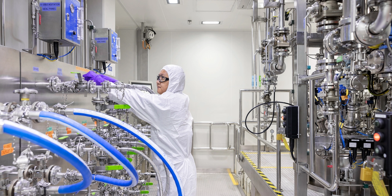 Un employé travaillant dans un laboratoire