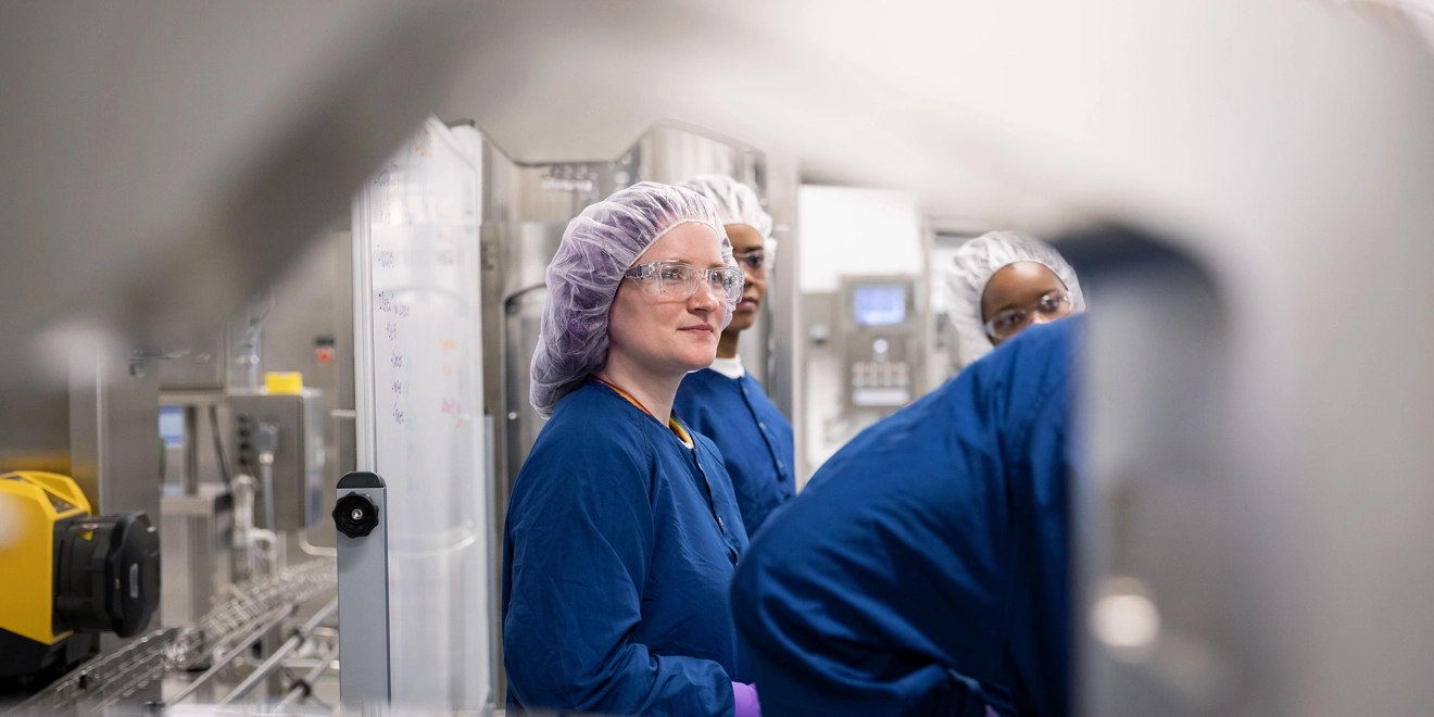 Des jeunes talents féminines dans un laboratoire